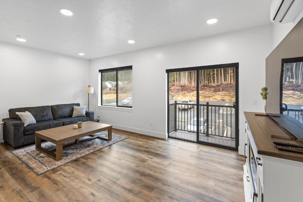 Cozy Spacious Retreat with Fireplace 205